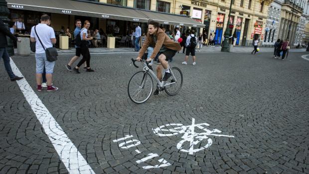 Omezení pro cyklisty v centru Prahy v pěších zónách zrušil v červenci Městský soud v Praze