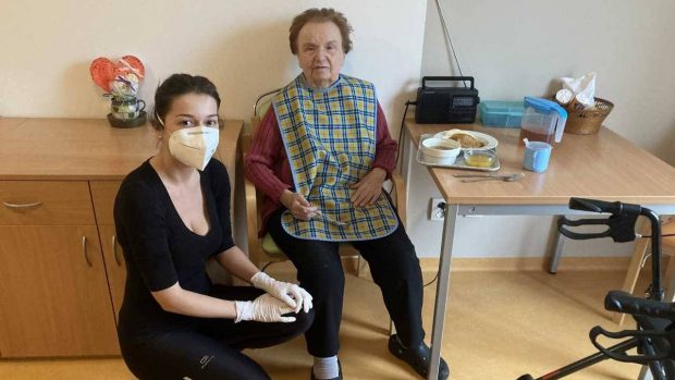 Do domova specializovaného na seniory s alzhaimerovou chorobou a demencí dojíždí Marie Rydlová přes celou Prahu několikrát do týdne.