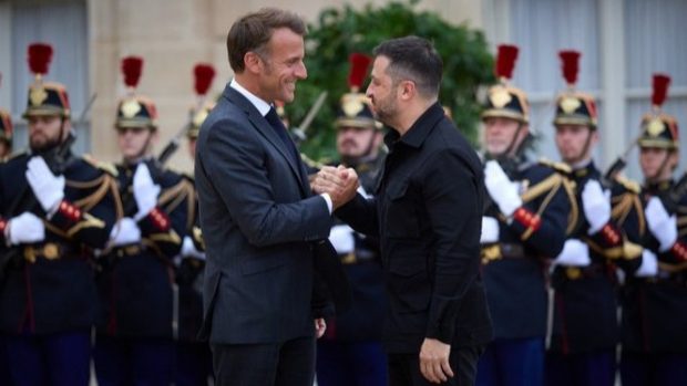 Francouzský prezident Emmanuel Macron a ukrajinský prezident Volodymyr Zelenskyj v Paříži