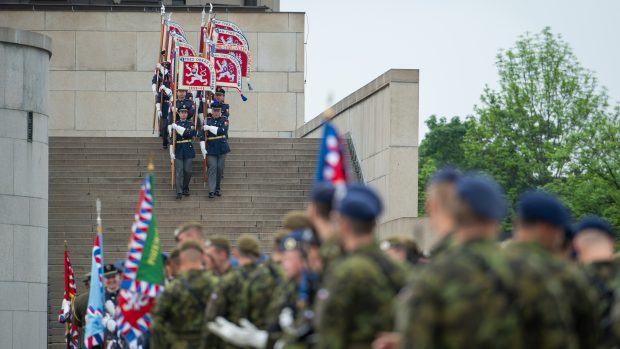 Pietní akt začal nástupem vojenských jednotek