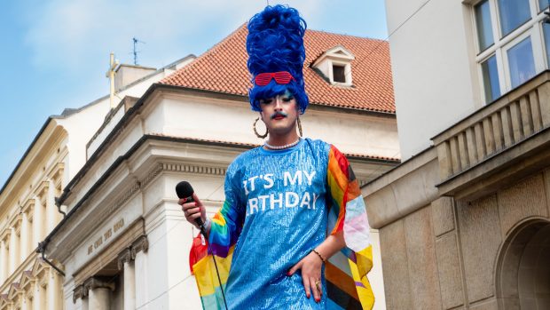 Desítky tisíc účastníků akce Prague Pride v poledne vyrazily průvodem z Václavského náměstí na Letenskou pláň. Na sobě mají pestrobarevné oblečení, duhové doplňky či líčení