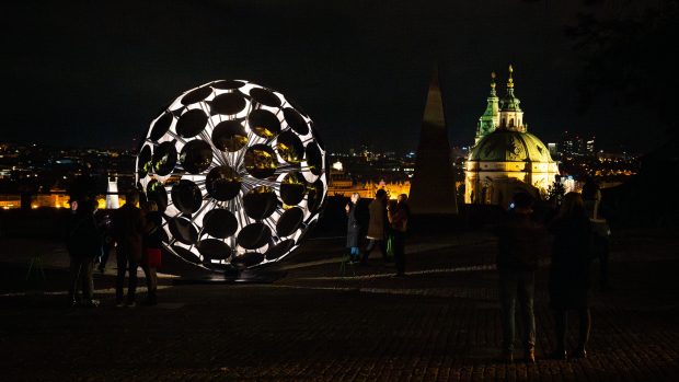 Signal Festival se letos poprvé koná i na Pražském hradě, dvoukilometrová trasa přes Hradčany nabízí sedm instalací