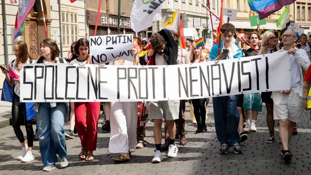 Lidé v průvodu nesli duhové vlajky, někteří i vlajky ČR, Slovenska, Maďarska či EU