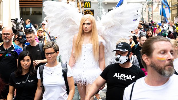 Desítky tisíc účastníků akce Prague Pride v poledne vyrazily průvodem z Václavského náměstí na Letenskou pláň. Na sobě mají pestrobarevné oblečení, duhové doplňky či líčení