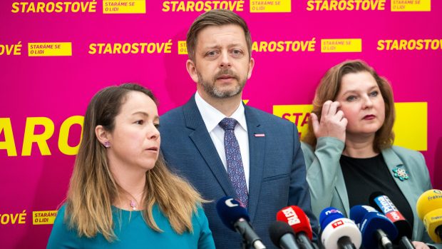 Předseda hnutí STAN Vít Rakušan na tiskové konferenci ve Sněmovně po boku poslankyň Michaely Šebelové (vlevo) a Lucie Potůčkové