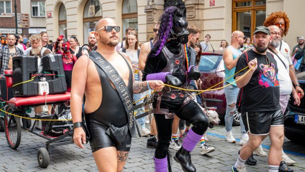 Desítky tisíc účastníků akce Prague Pride v poledne vyrazily průvodem z Václavského náměstí na Letenskou pláň. Na sobě mají pestrobarevné oblečení, duhové doplňky či líčení