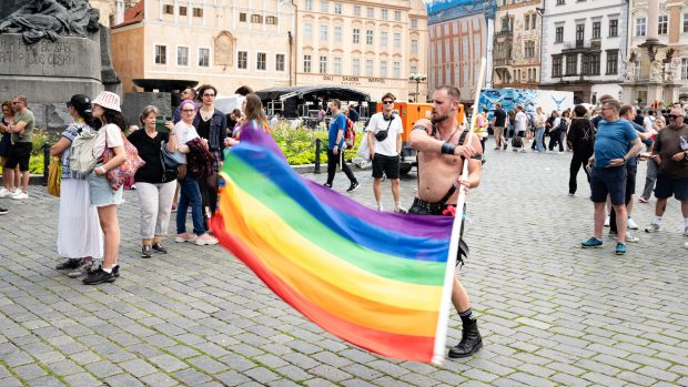 Desítky tisíc účastníků akce Prague Pride v poledne vyrazily průvodem z Václavského náměstí na Letenskou pláň. Na sobě mají pestrobarevné oblečení, duhové doplňky či líčení