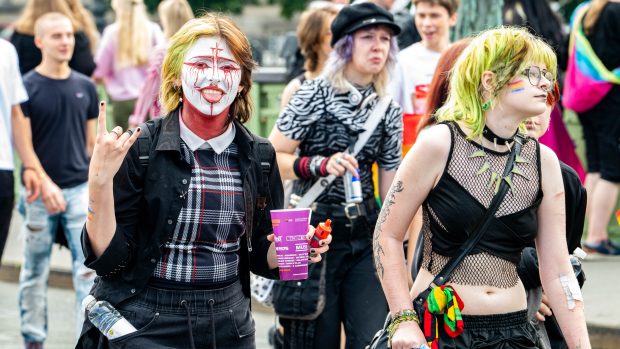 Desítky tisíc účastníků akce Prague Pride v poledne vyrazily průvodem z Václavského náměstí na Letenskou pláň. Na sobě mají pestrobarevné oblečení, duhové doplňky či líčení