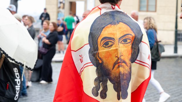 V centru Prahy se v sobotu odpoledne sešli účastníci akce Pochod pro Ježíše. Akce začala na Hradčanském náměstí, odkud se lidé průvodem vydali na Staroměstské náměstí