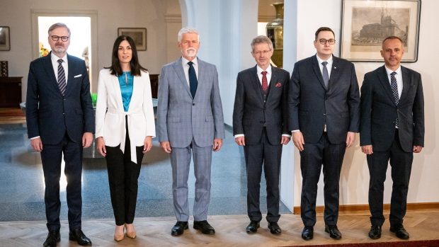 Prezident Petr Pavel se setkal s nejvyššími ústavními činiteli. Zleva Petr Fiala (ODS), předsedkyně Poslanecké sněmovny Markéta Pekarová Adamová (TOP 09),ministr zahraničí Jan Lipavský (nestr.), předseda Senátu Miloš Vystrčil (ODS) a náměstek ministryně obrany František Šulc