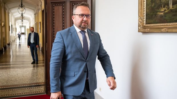 Ministr práce a sociálních věcí Marian Jurečka (KDU-ČSL) přichází na jednání vlády, kde se řešil sporný miliardový dar ministerstvu spravedlnosti od trestaného obchodníka s drogami