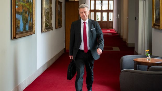 Pavel Blažek (ODS) přichází na jednání vlády, kde se řešil sporný miliardový dar ministerstvu spravedlnosti od trestaného obchodníka s drogami