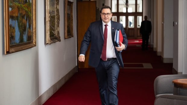 Ministr zahraničí Jan Lipavský přichází na jednání vlády, kde se řešil sporný miliardový dar ministerstvu spravedlnosti od trestaného obchodníka s drogami