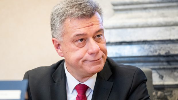 Bývalý ministr spravedlnosti Pavel Blažek (ODS) na jednání vlády, kde se řešil sporný miliardový dar jeho resortu od trestaného obchodníka s drogami