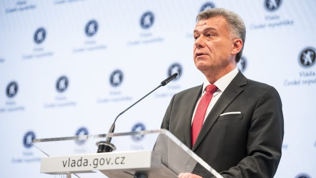 Pavel Blažek na své tiskové konferenci po jednání vlády, kde se řešil sporný miliardový dar ministerstvu spravedlnosti od trestaného obchodníka s drogami