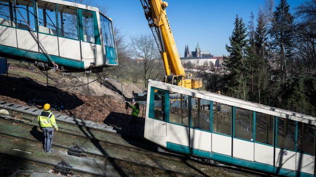 První vůz petřínské lanovky se vznesl ze svých kolejích kolem 9.30 ráno