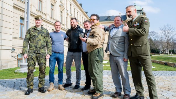 Lidé spojení se Skupinou D. Zleva náčelník Generálního štábu Armády ČR a čestný předseda spolku Karel Řehka. Milan Mikulecký, Jan Veverka, Martin Kroupa, herec Ondřej Vetchý, Mikuláš Kroupa a Otakar Foltýn pózují s dronem