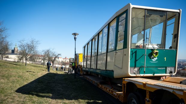 Až zhruba kolem 0.30 v noci vyjedou vozy na svou poslední cestu