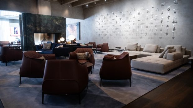 Architekti úzce spolupracovali se skláři a dalšími uměleckými řemeslníky a všechny interiérové prvky v hotelu jsou vyrobené na míru přímo pro něj