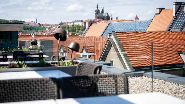 Z terasy se dá u drinku užívat jedinečný pohled na Pražský hrad
