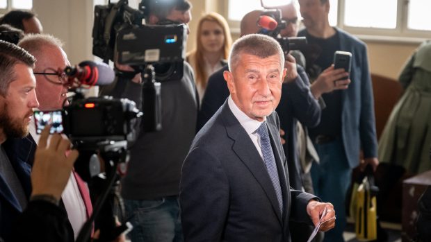 Andrej Babiš přichází k Vrchnímu soudu v Praze v kauze Čapí hnízdo