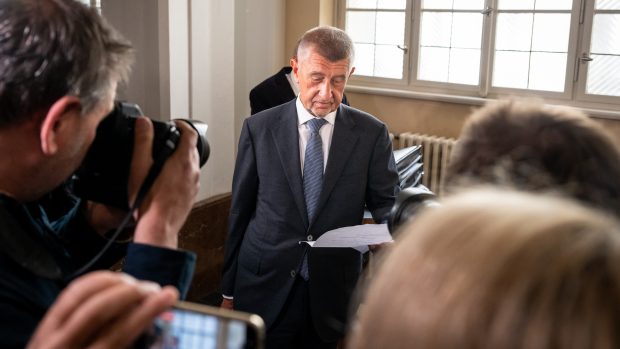 Andrej Babiš přichází k Vrchnímu soudu v Praze v kauze Čapí hnízdo