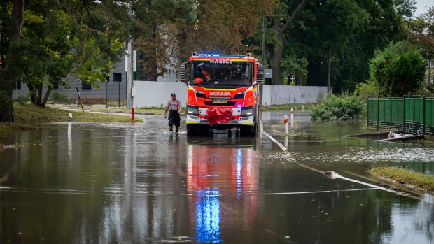 Hasiči odčerpávají vodu z laguny na jedné z příjezdových cest do Starého Bohumína