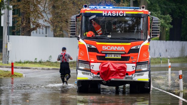 Hasiči odčerpávají vodu z laguny na jedné z příjezdových cest do Starého Bohumína