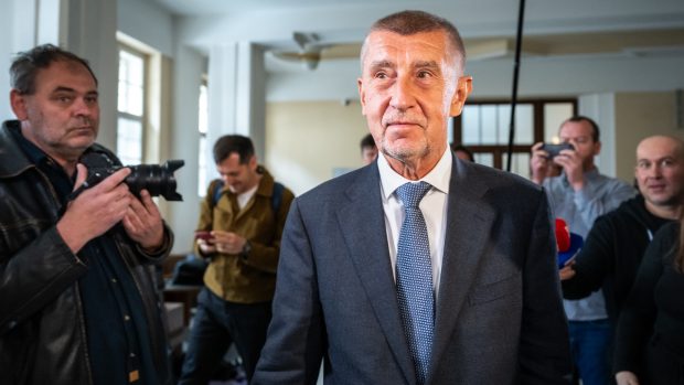 Andrej Babiš odchází z Vrchního soudu v Praze, který se zabývá kauzou Čapí hnízdo