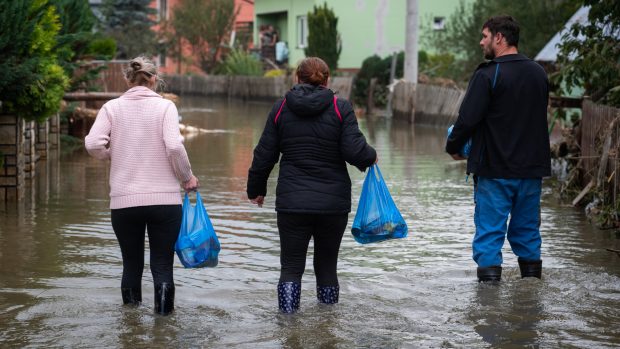 Sousedé si v Zátoru pomáhají třeba tím, že si navzájem nosí jídlo a čistící prostředky