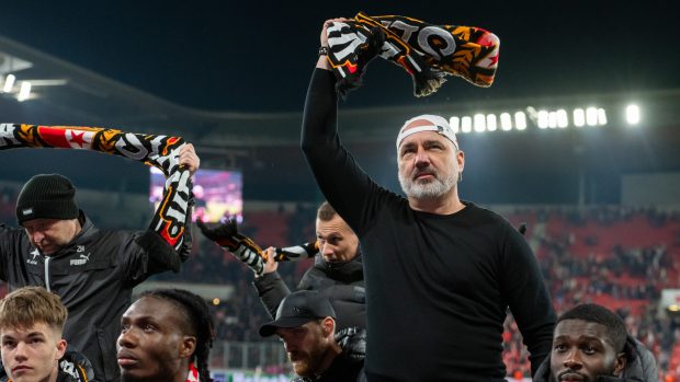 K hráčům se přidal rovněž trenér Slavie Jindřich Trpišovský, který jako další hráči dostal od fanoušků šálu