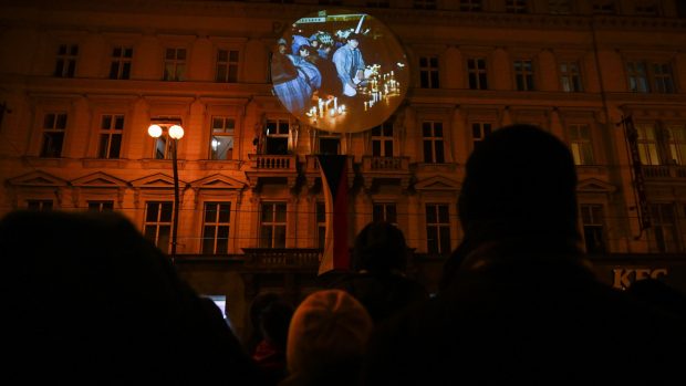 Na fasádách domů se po setmění uskutečnila premiéra krátkého filmu Svoboda nás spojuje