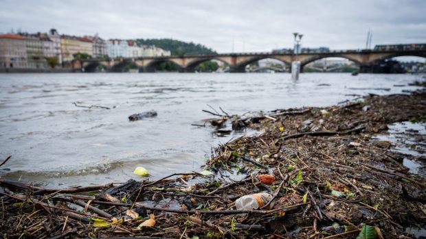 Zaplavená pražská náplavka, voda vrátila některé věci, které dříve odnesla