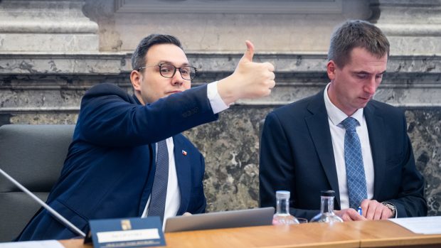 Ministr zahraničí Jan Lipavský (vlevo) a  ministr průmyslu a obchodu Lukáš Vlček (vpravo) na jednání vlády