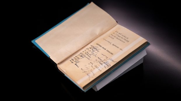 Lidé si mohou v pražském Muzeu literatury prohlédnout výtisk cestopisu Karla Čapka Anglické listy. Originál však bude k vidění jenom pět dní, pak jej nahraní kopie