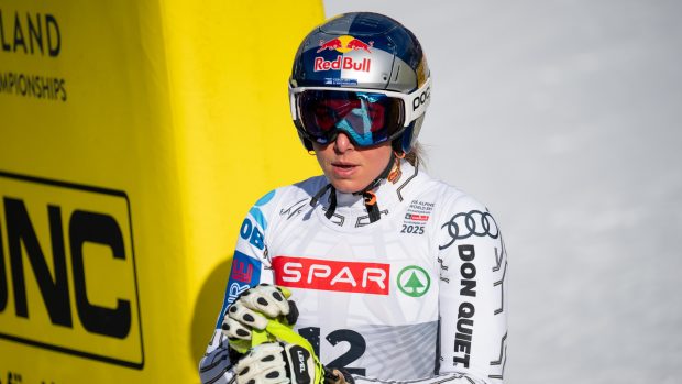 Ester Ledecká v cíli po dojezdu Super-G na MS v alpském lyžování 2025 v Saalbachu