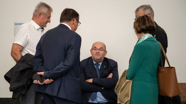 Bývalý předseda FAČR Miroslav Pelta (uprostřed) obžalovaný v kauze zmanipulování sportovních dotací ministerstva školství u odvolacího soudu