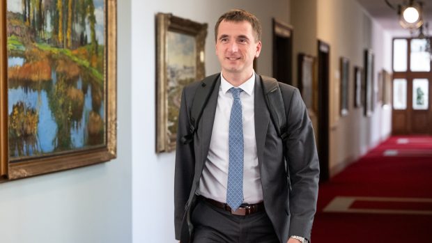 Lukáš Vlček (STAN) přichází na jednání vlády