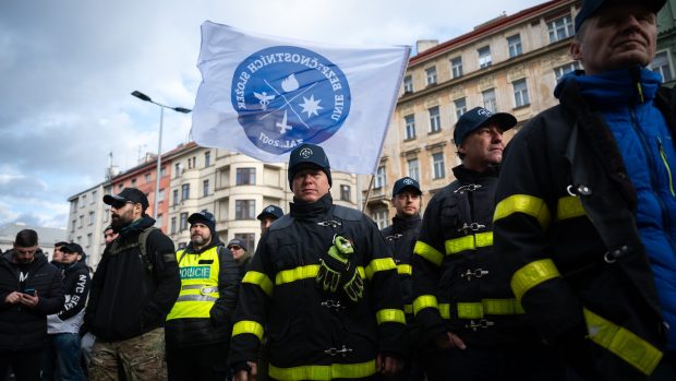 Stovky policistů a hasičů přijely protestovat před budovu ministerstva vnitra v Praze, aby vyjádřily nesouhlas s aktuální situací v bezpečnostních složkách