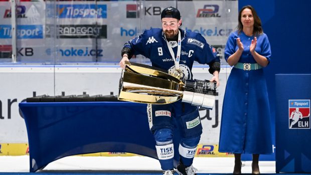 Kapitán Komety Brno Jakub Flek s titulem mistrů hokejové extraligy
