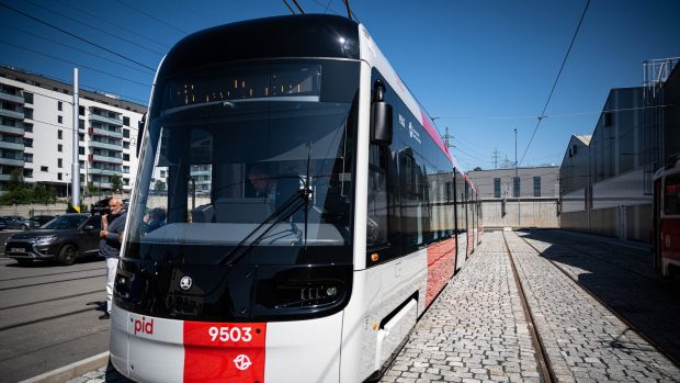 V pátek odpoledne se budou moct cestující v Praze poprvé svézt novou tramvají Škoda 52T