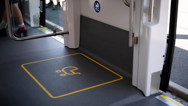 Nová tramvaj Škoda 52T poprvé vyjela do zkušebního provozu. Z pražské vozovny Hloubětín tramvaj vyrazila před 13.00, jezdit bude podle jízdního řádu na lince 12