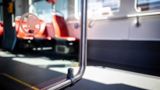 Nová tramvaj Škoda 52T poprvé vyjela do zkušebního provozu. Z pražské vozovny Hloubětín tramvaj vyrazila před 13.00, jezdit bude podle jízdního řádu na lince 12