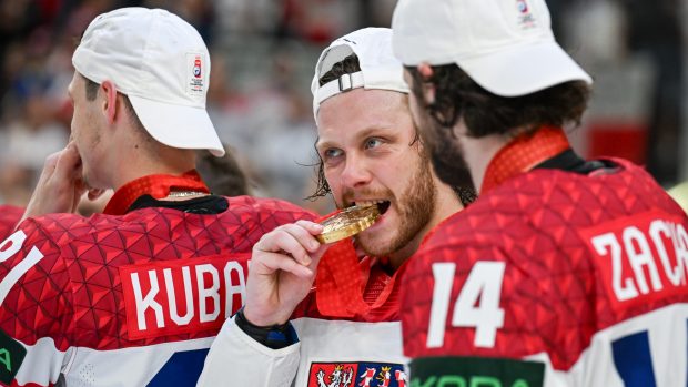 David Pastrňák si užívá svou zlatou medaili