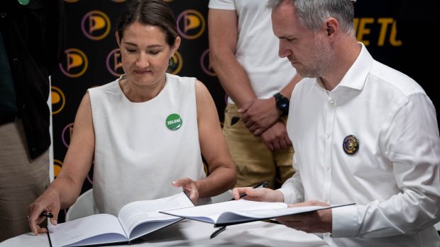 Předseda Pirátů Zdeněk Hřib a Gabriela Svárovská (Zelení) podepisují memorandum o spolupráci ve volbách do Poslanecké sněmovny