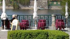 Restaurace na vltavském nábřeží