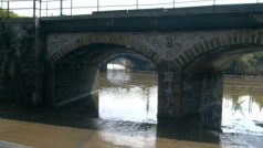 Bílina zůstává rozvodněná až pod železniční viadukt