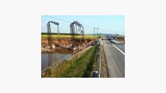 vysoké napětí - stožáry u dálnice