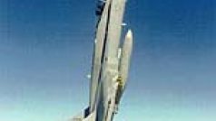 F-18 stoupá k nebi