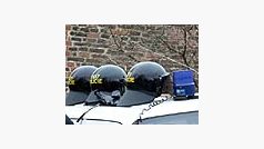 přilby policejních těžkooděnců